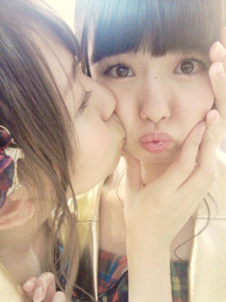 mayu watanabe lesbian kiss girls members idols akb48