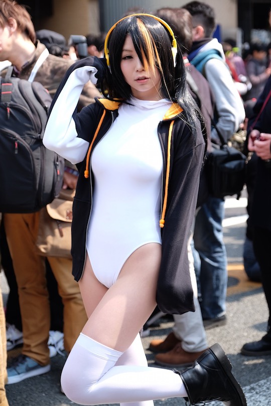 Sexy Cosplayer Akira Itsuki Dazzles Male Admirers In Osaka