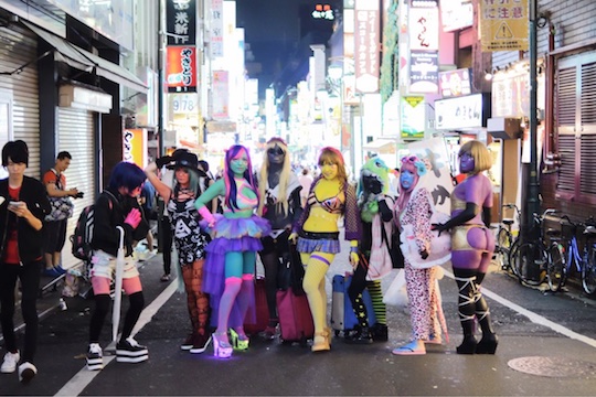 ishokuhada body paint cosplay tokyo japan gyaru akane miyako kabukicho trend subculture niche street fashion