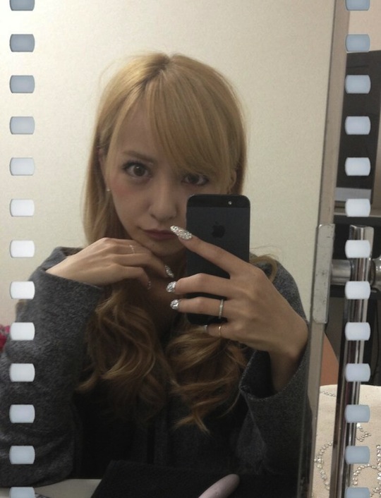 tomomi itano hostess