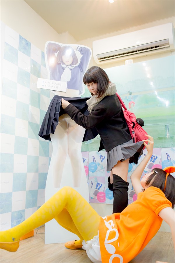 japan panchira exhibition panty shot underwear up skirt photography fetish event