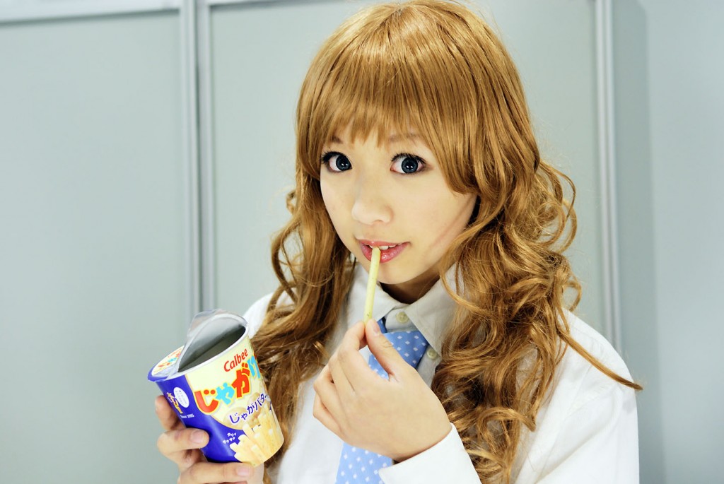 shibahime tsubasa eating jagarico calbee snack