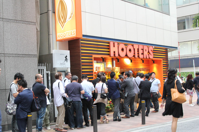 hooters shinjuku girl waitress hot sexy