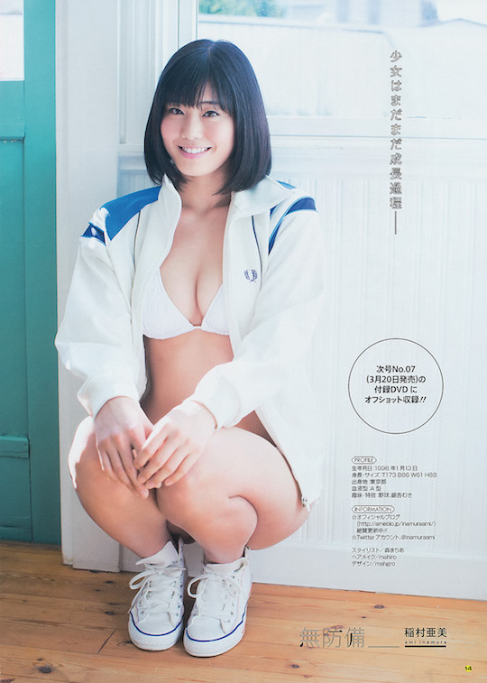 ami inamura baseball idol gravure model hot girl japanese swing bat