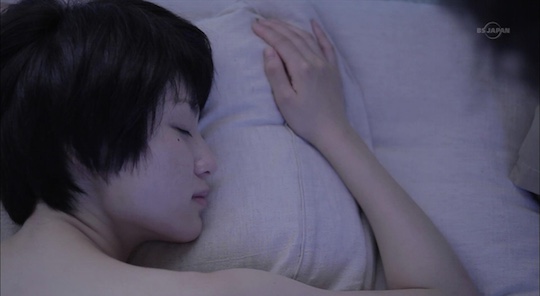 Ausschweifenden asiatische Mädchen Yuka Hirata genießt Schulter-massage