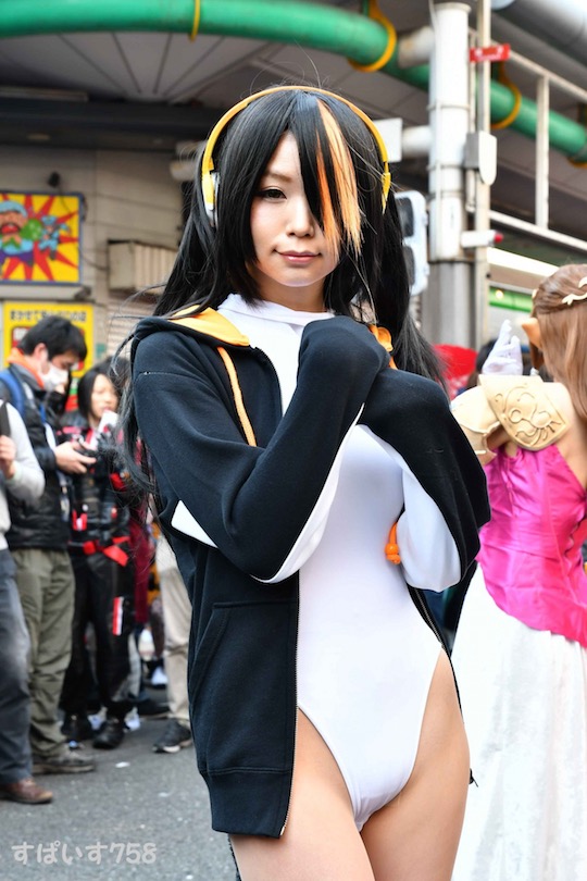 Sexy Cosplayer Akira Itsuki Dazzles Male Admirers In Osaka