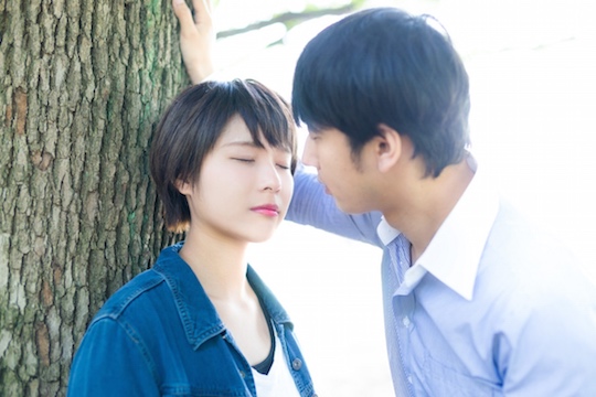 japanese kissing couple