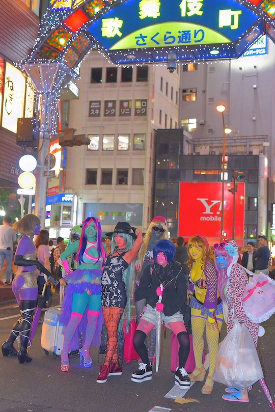 ishokuhada body paint cosplay tokyo japan gyaru akane miyako kabukicho trend subculture niche street fashion