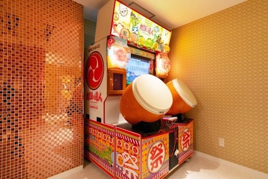 love hotel japan taiko tatsujin play video arcade game