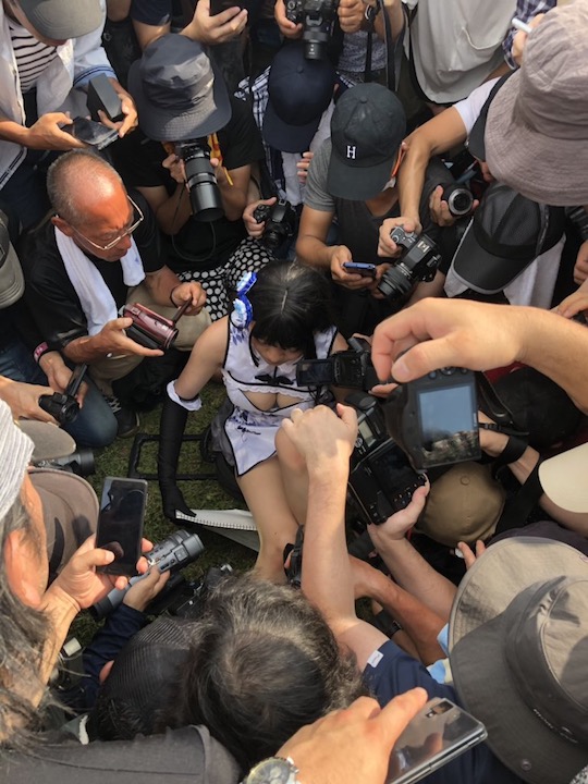 comiket 96 cosplayer upskirting panchira men crowd mob