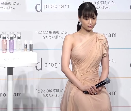 suzu hirose nip slip nipple breast exposed photo media event shiseido d program brand
