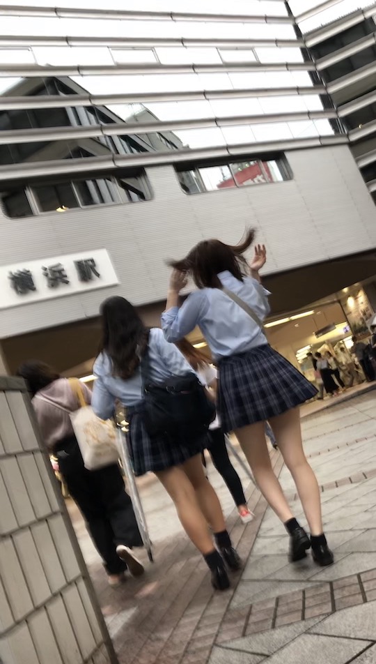 japanese schoolgirl upskirting panchira tosatsu windy weather yokohama tokyo secret filming video photo voyeur peeping tom fetish