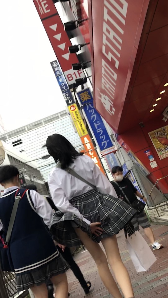 japanese schoolgirl upskirting panchira tosatsu windy weather yokohama tokyo secret filming video photo voyeur peeping tom fetish