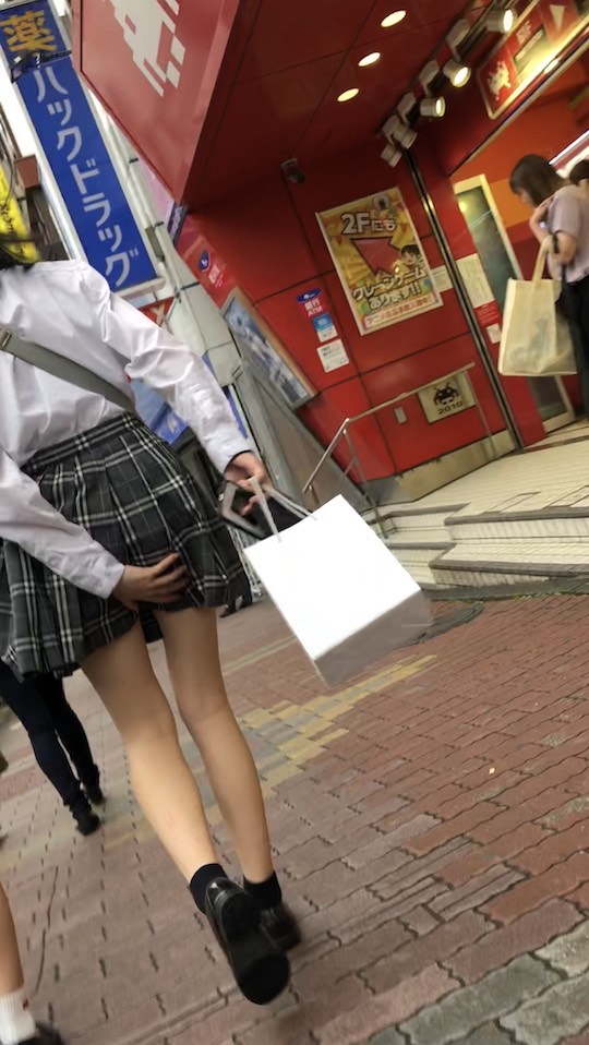 japanese schoolgirl upskirting panchira tosatsu windy weather yokohama tokyo secret filming video photo voyeur peeping tom fetish