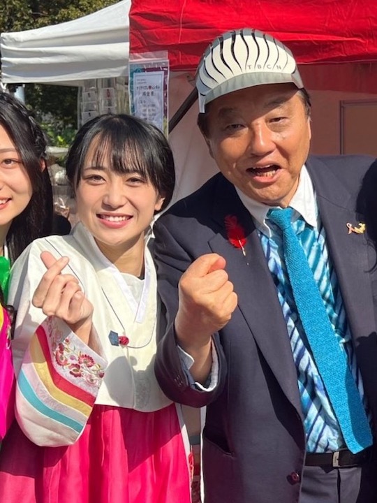 takashi kawamura fig sign gesture scandal idol sexual harassment japan
