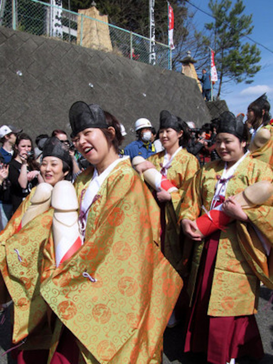 tagata shrine honen matsuri penis fertility festival parade phallus female volunteers