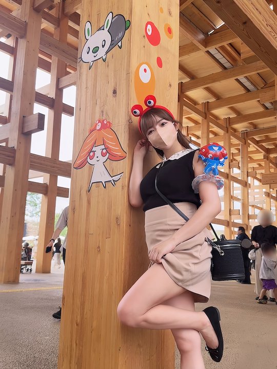 osaka kansai expo 2025 ol cosplayer erotic panchira flashing panties