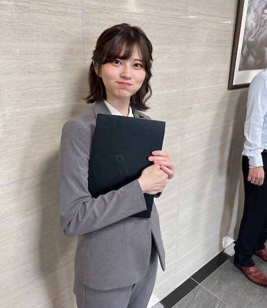 saori araki tweet japanese woman in suit music idol viral