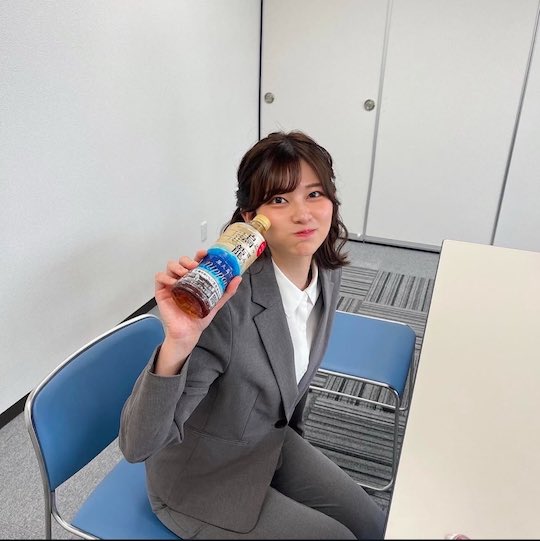 saori araki tweet japanese woman in suit music idol viral