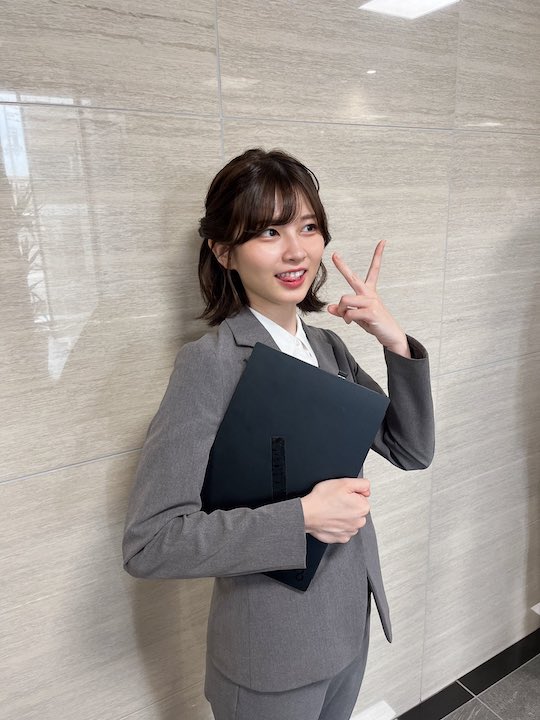 saori araki tweet japanese woman in suit music idol viral